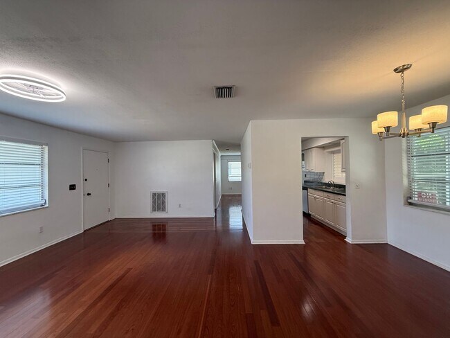 Building Photo - Amazing 2-bedroom, 2-bathroom home on a lake.