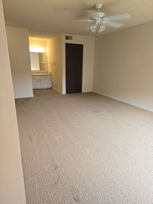 Building Photo - 1 Bedroom, 1.5 Bath Townhouse