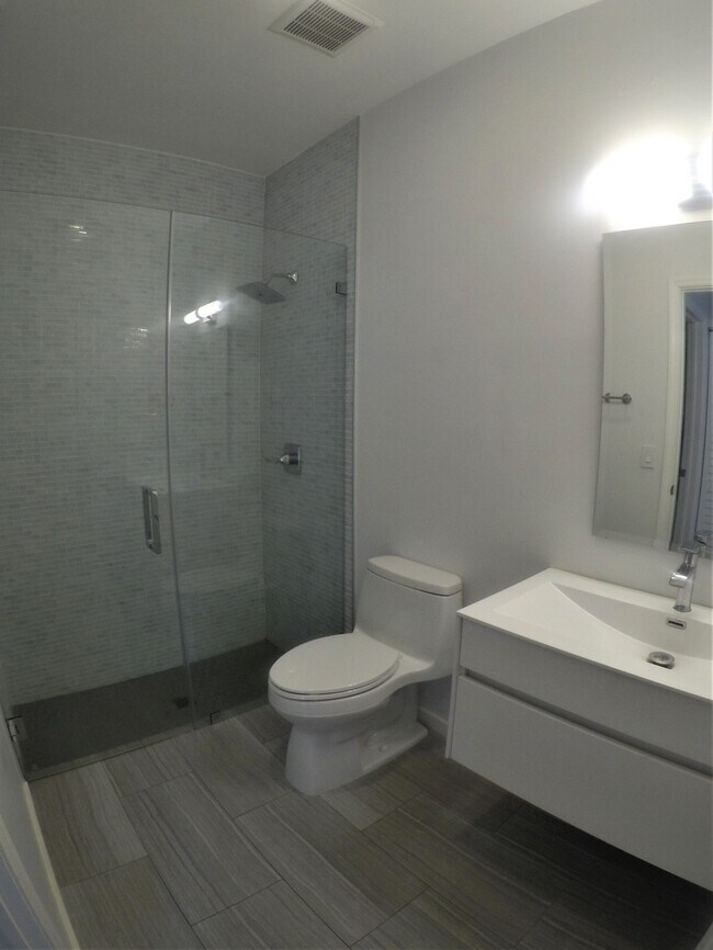 Full bath 1st floor - 1145 Yellowheart Way