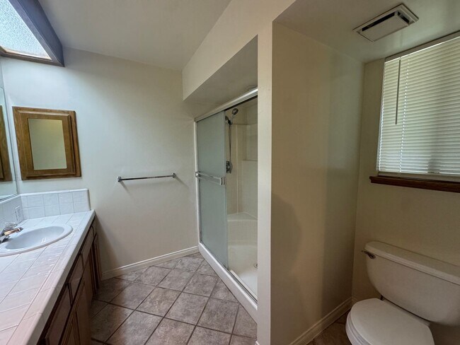 Building Photo - Charming cul-de-sac home!