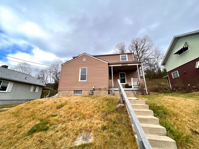 Building Photo - Aliquippa - Stunning 3 Bedroom 1 Bathroom Home