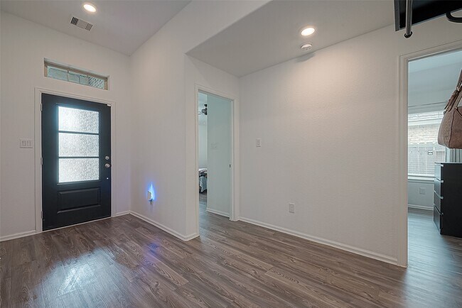 Building Photo - 506 Pecan Landing Ln