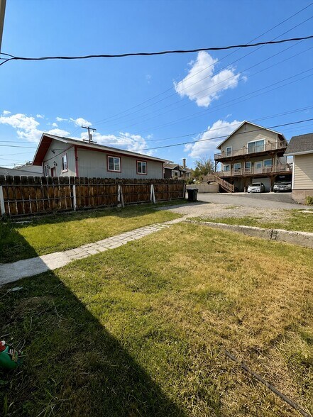 Building Photo - 917 W Woolman St