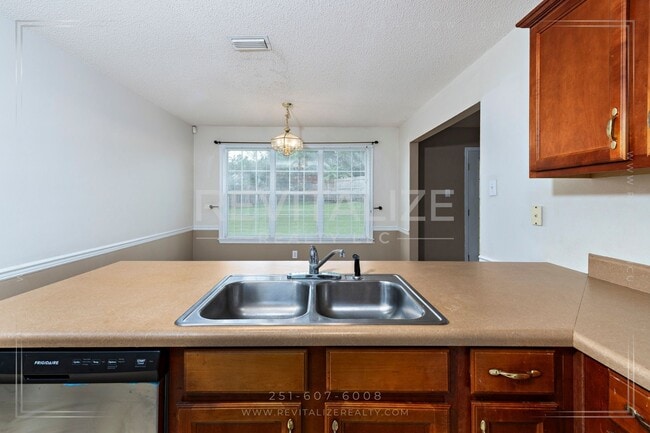 Building Photo - Stunning 4 Bed 2 Bath Home in West Mobile!