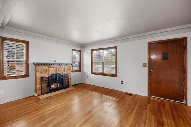 Building Photo - East Valley Home With Large Yard!
