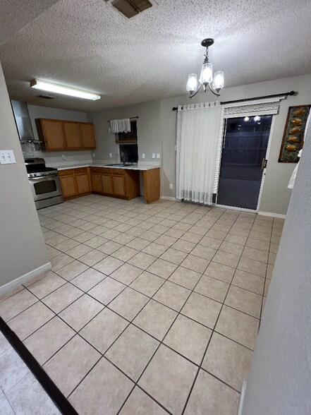 Building Photo - 911 Simi Dr