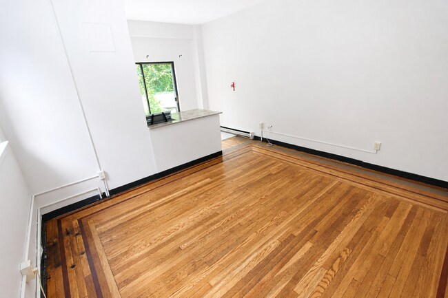 Interior Photo - CENTRE COURT -- 158