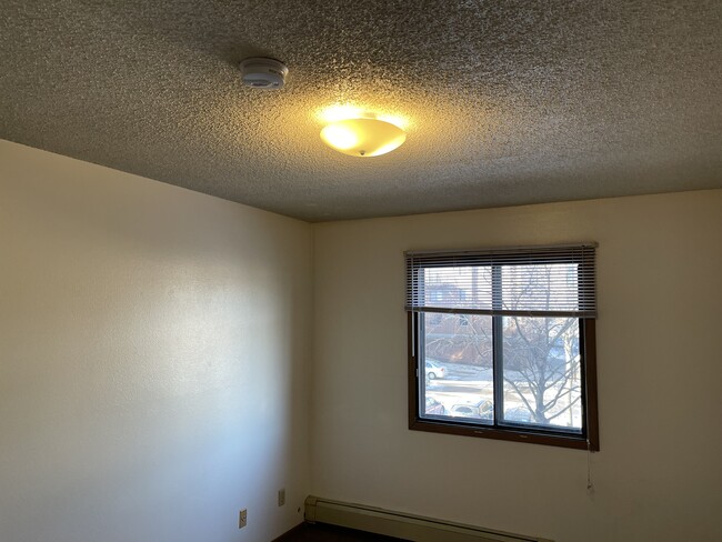 Building Photo - 402 S Gilbert St
