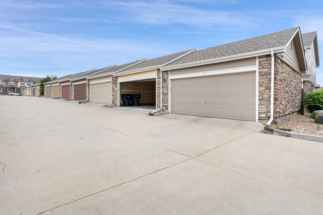 Building Photo - Evolve Real Estate: Beautiful 3 Bed / 2.5 ...