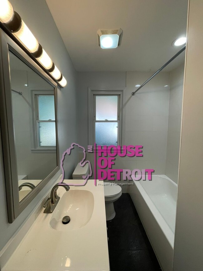 Building Photo - 3 BEDROOM | 2 BATH | FREE PRE SCREEN