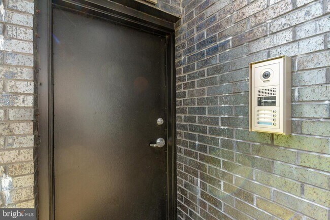 Building Photo - 2252 N Front St