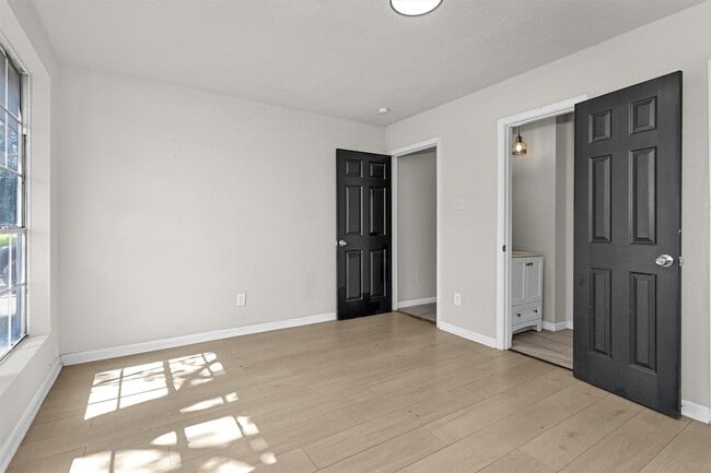 Building Photo - 15225 Woodforest Blvd