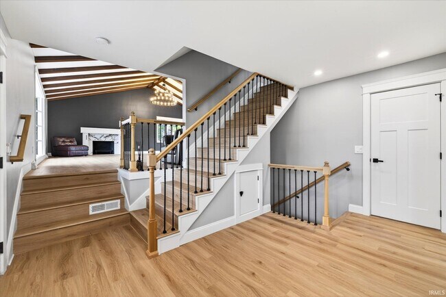 Building Photo - 633 S Ravencrest Ave