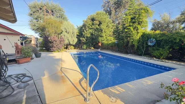 Building Photo - 403 S Lupin Ln