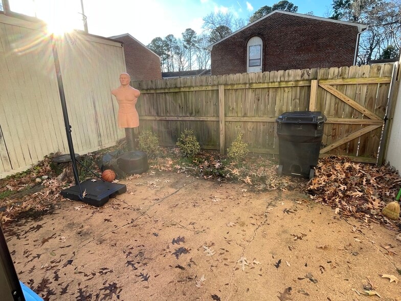 Building Photo - 5035 Clairmont Ct