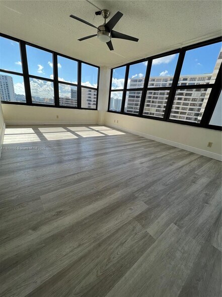 Building Photo - 2500 Parkview Dr