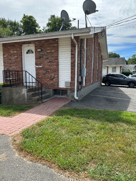 Building Photo - 40 Whitewood Rd