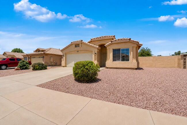 Building Photo - Freshly Updated 4 Bed | New Carpet, New Appliances & Open Layout