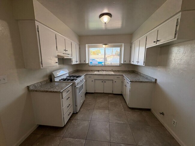 Building Photo - Spacious Home Available Now!