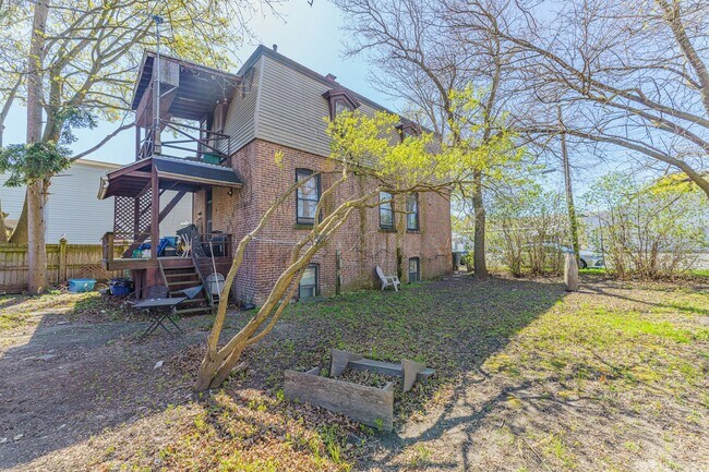 Building Photo - 724 3rd Ave