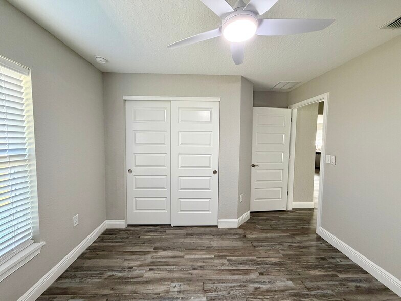 Building Photo - 5 Spring Lake Ln