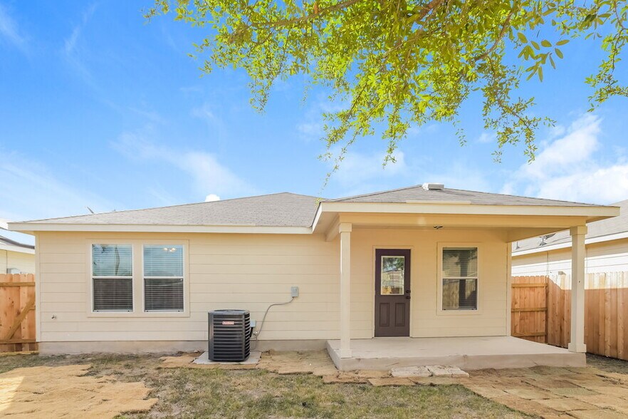 Building Photo - 8963 Oakwood Park