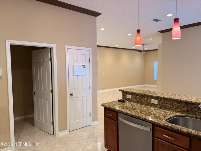 Building Photo - 5925 Round Table Rd