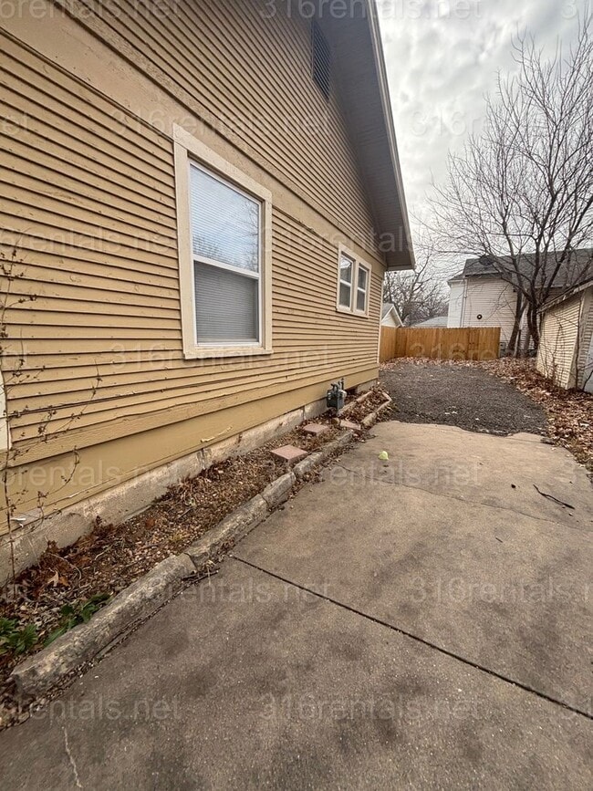 Building Photo - Two bed one bath available NOW!