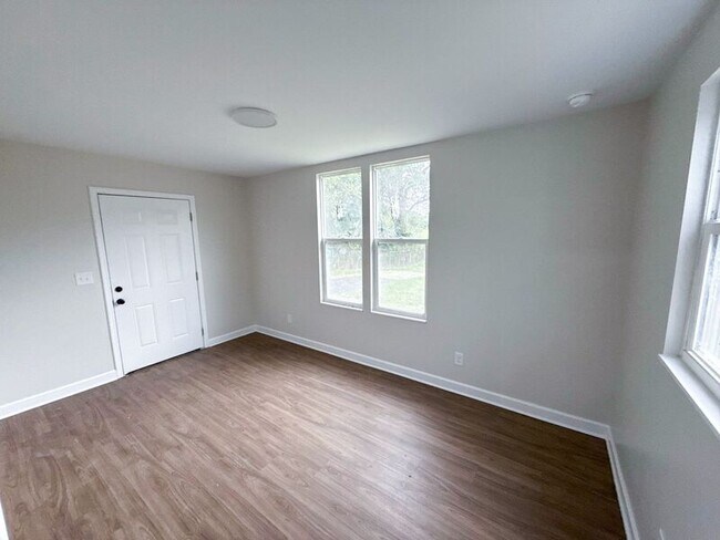 Building Photo - 2479 Kitchner Dr