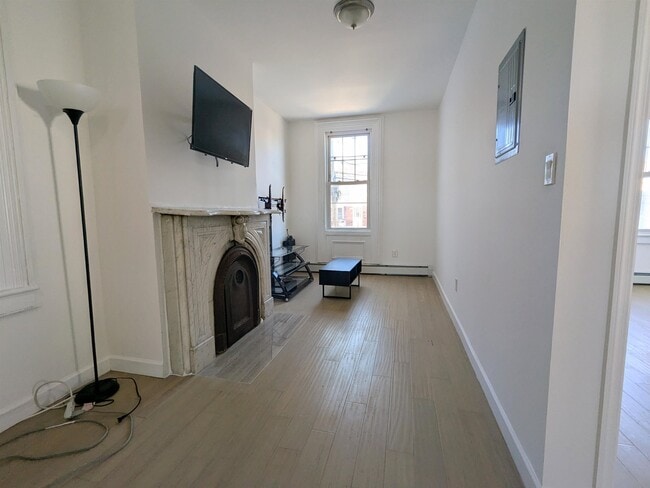 Building Photo - 112 Hague St