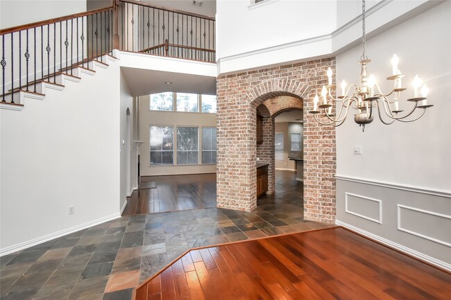 Building Photo - 10 E Artist Grove Cir