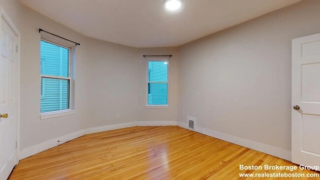 Building Photo - Beautiful 3 Bed Coming Available