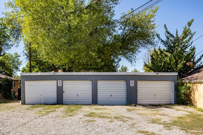 Building Photo - Refreshed Apartment Near Liberty Park