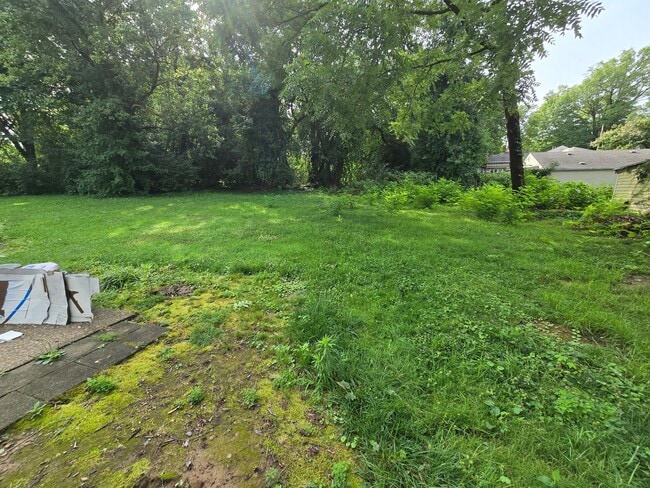 Building Photo - FOR RENT! Jeffersontown! 3 Bedrooms, 2 Full Bathrooms. $1,599/month. NEWer Paint, NEWer Hardwood ...