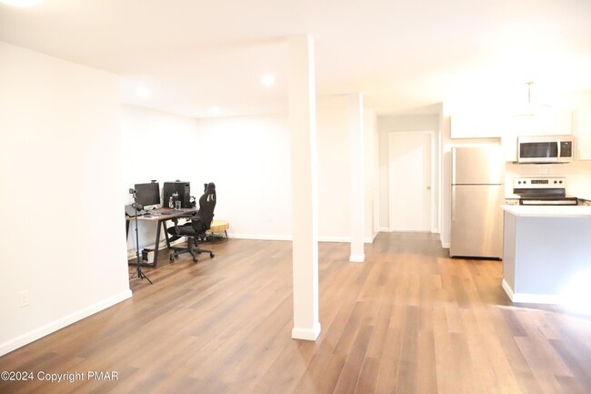 Building Photo - 1044 Knollwood Dr