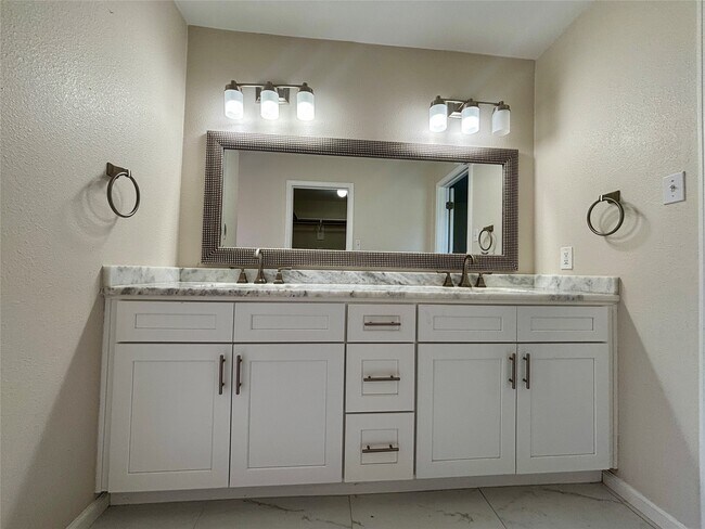 Building Photo - 13019 Skyline Dr