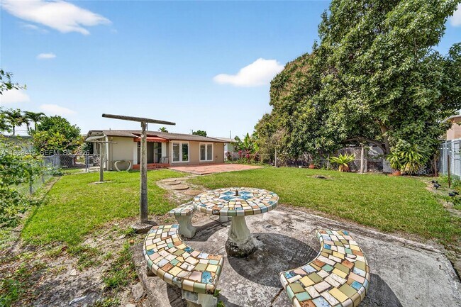 Building Photo - 7261 SW 21st St