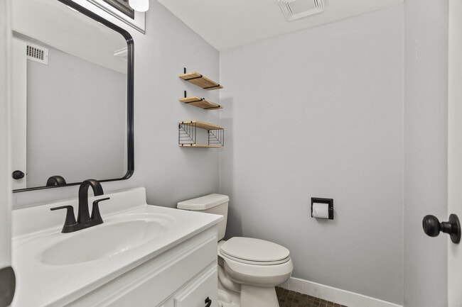 Building Photo - 2310 Woodbridge Way