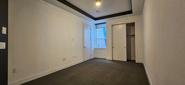 Building Photo - Congress Park High Rise Living! Huge Main Floor 2 Bed 2 Bath
