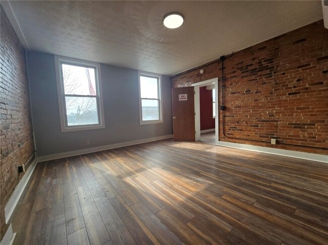 Building Photo - 27 E Main St