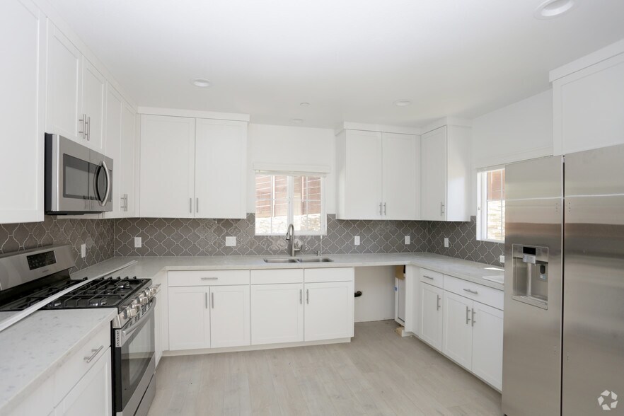 3BR, 2.5BA - 1,500 SF - Old Agoura Apartments