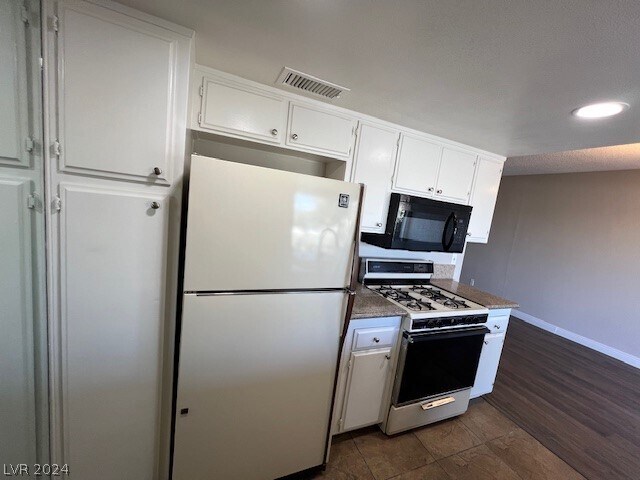 Building Photo - 1390 E Vegas Valley Dr