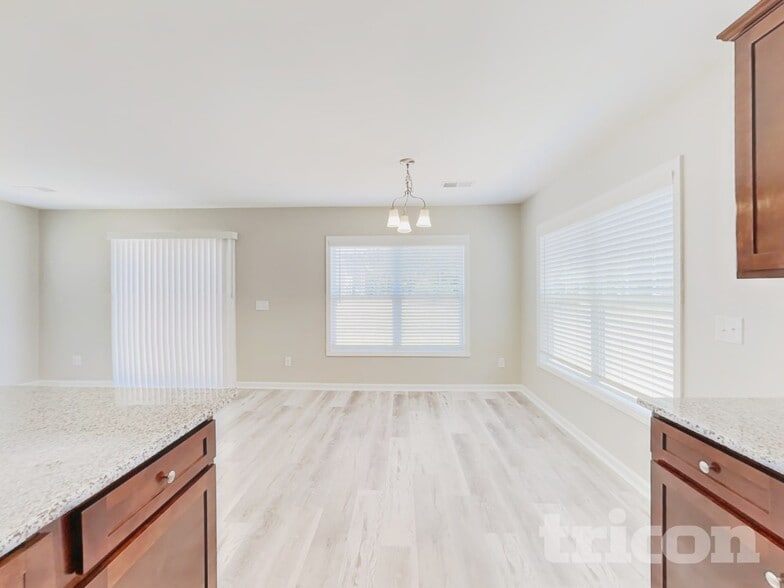 Building Photo - 422 Providence Plantation Cir