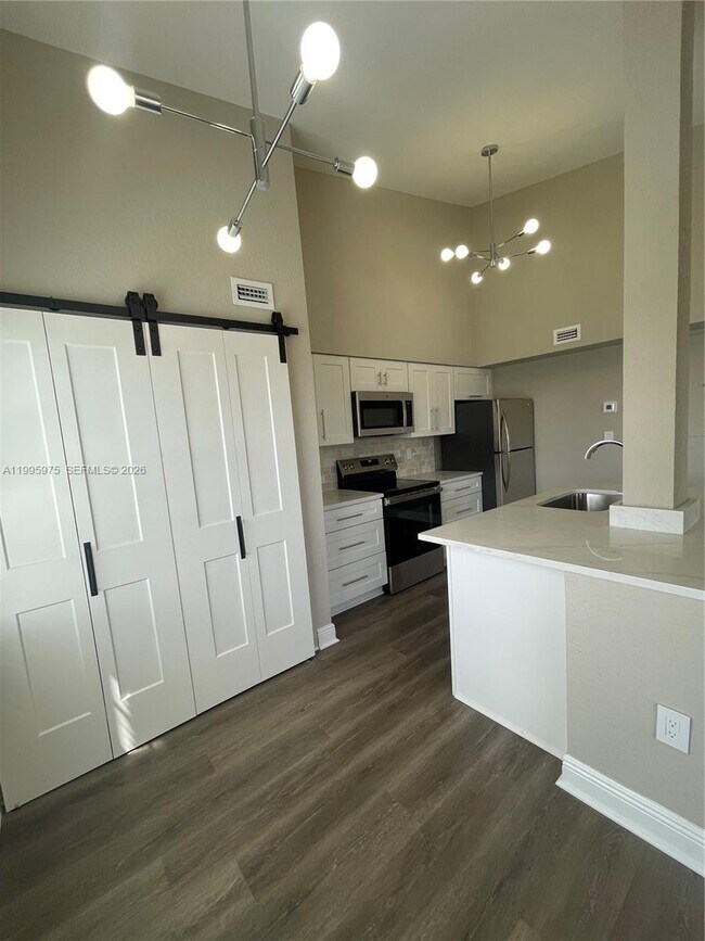 Building Photo - 2850 N Oakland Forest Dr