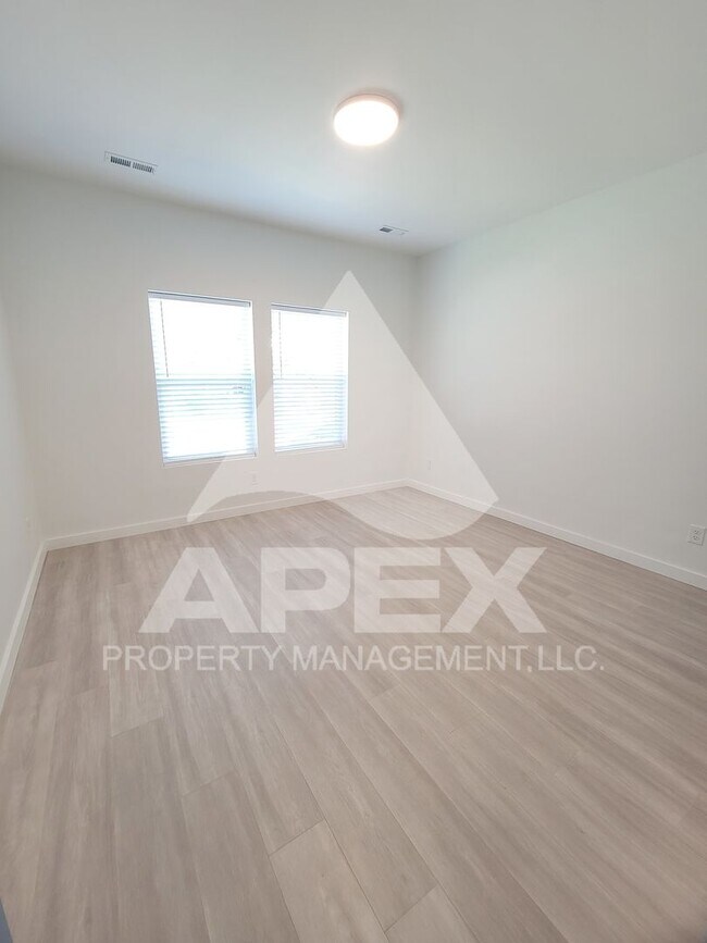 Building Photo - 3 Bd - 2 Ba Single family home mins from D...