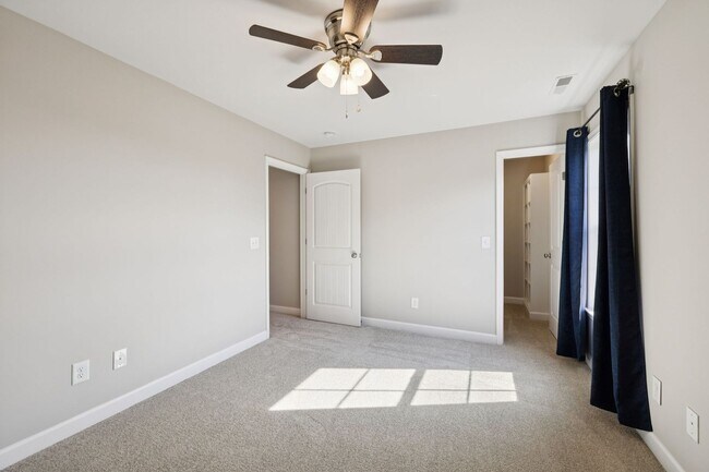 Building Photo - Welcome home to this beautifully maintaine...