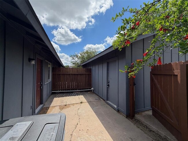 Building Photo - 317 W William Cannon Dr