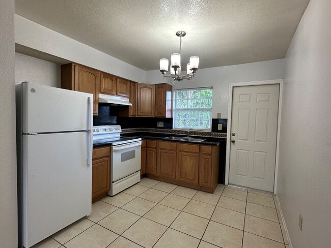 Building Photo - "Charming 2-Bed in Port Charlotte!"