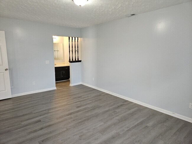 Building Photo - 1617 Hennessy Pl