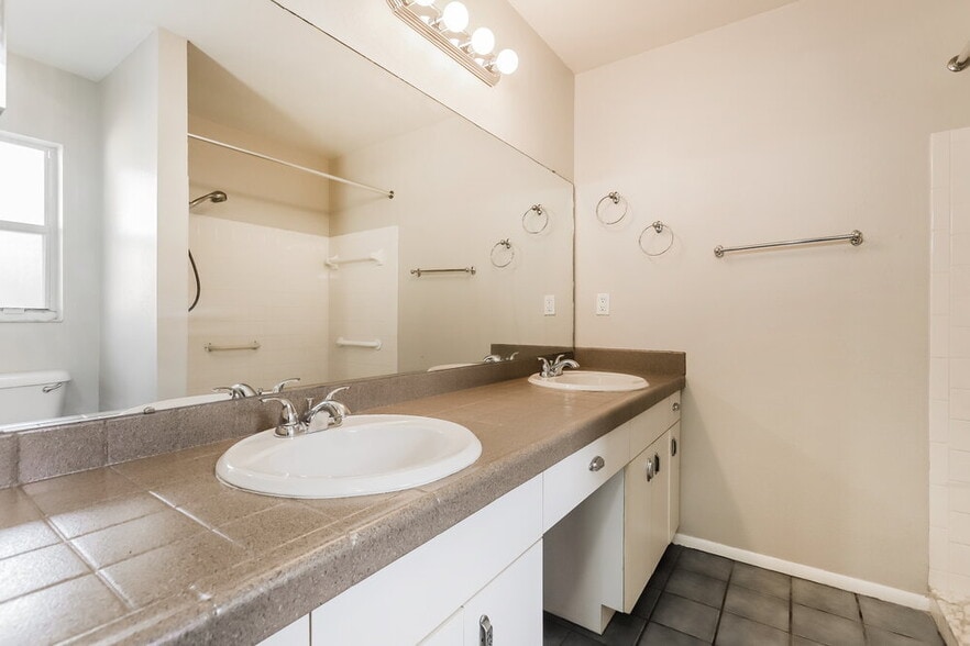 Building Photo - 1909 Chablis Ct